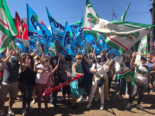 Il dramma degli addetti delle mense e pulizie scolastiche: “Abbandonati, come i bimbi. Vogliamo lavorare” [FOTO e VIDEO]