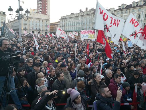Numeri discordanti sui manifestanti No Tav: per la questura 20mila, ma la piazza è piena