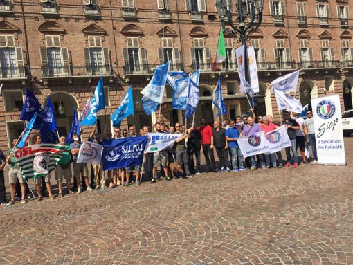 Forze dell'ordine contro i campi rom: &quot;Costretti a lavorare in condizioni indecenti&quot;