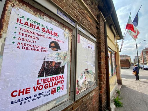 Finti manifesti elettorali di Ilaria Salis: la provocazione dei militanti di "La Barriera Torino"