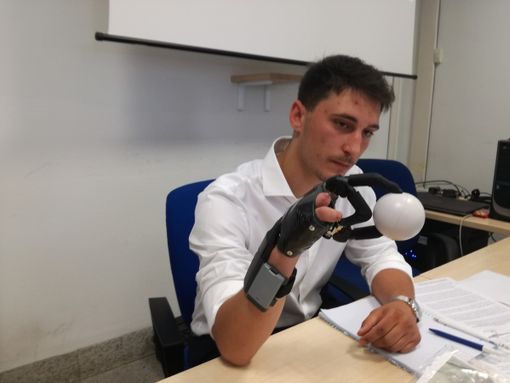 La storia di Lorenzo: con la tecnologia &quot;ritrova&quot; la mano che un petardo gli ha portato via a Capodanno [VIDEO]
