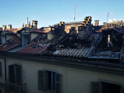 I resti della mansarda in fiamme dopo l'incendio