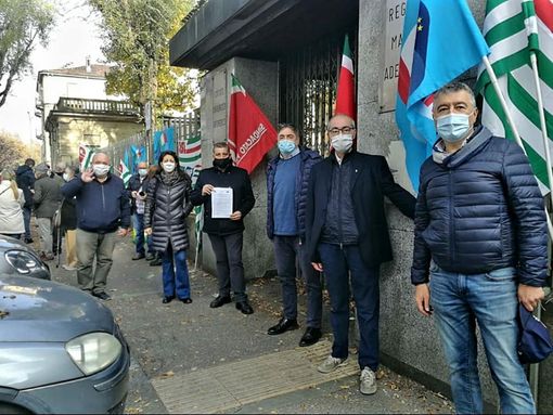 Ex ospedale Maria Adelaide, presidio per chiederne la riapertura come hotspot (FOTO e VIDEO) Ex ospedale Maria Adelaide, presidio per chiederne la riapertura come hotspot (FOTO e VIDEO)