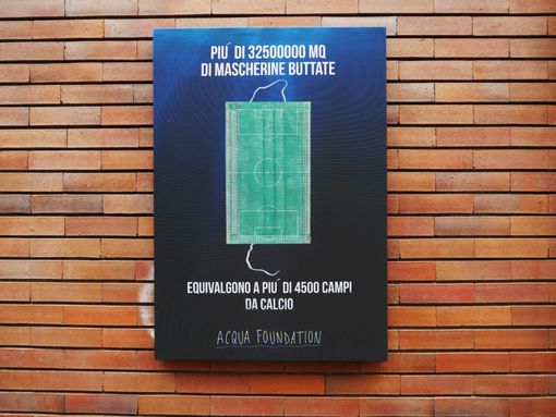 Affissi in via Amerigo Vespucci i tre manifesti