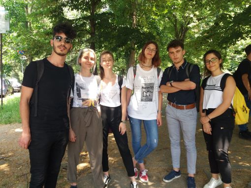 Alla prima prova gli artisti del Cottini citano Marx e dipingono cloni