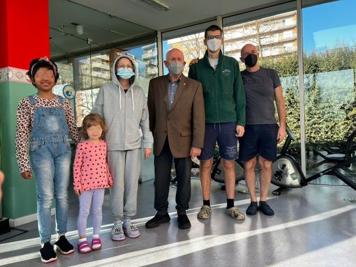 bimbi e persone insieme bimbi e persone insieme