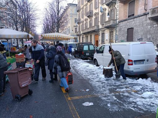 Torino, la neve non risparmia nemmeno i mercati: aperture ritardate e pulizia fai da te Torino, la neve non risparmia nemmeno i mercati: aperture ritardate e pulizia fai da te