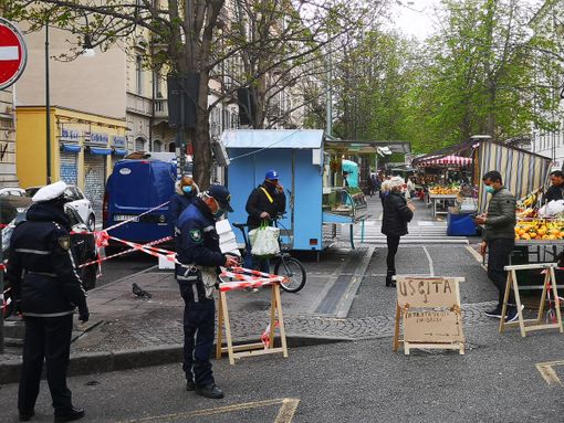 Coronavirus, corso Palestro accoglie i clienti con pochi banchi di ortofrutta e alimentari ben sistemati e ad ingressi contingentati