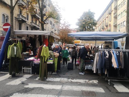 Auto lasciate in sosta, al mercato di corso Palestro in arrivo cartelli di rimozione forzata