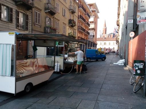 Guerriglia urbana in piazza Santa Giulia, il mattino dopo tra i banchi dei mercati domina la paura Guerriglia urbana in piazza Santa Giulia, il mattino dopo tra i banchi dei mercati domina la paura