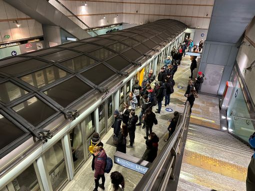 Stop di un'ora alla metropolitana di Torino per atti vandalici Stop di un'ora alla metropolitana di Torino per atti vandalici