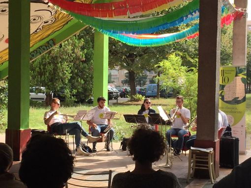 Cultura in festa nel cortile di via Negarville: il vicinato fa cena a tempo di musica Cultura in festa nel cortile di via Negarville: il vicinato fa cena a tempo di musica