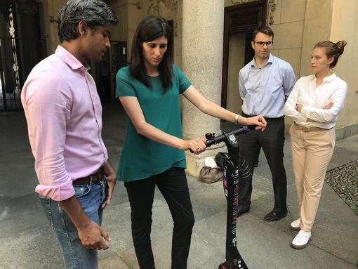 Da oggi via libera ai monopattini elettrici sulle ciclabili e zone 30 di Torino: il Comune vuole la velocità ridotta anche nella Ztl