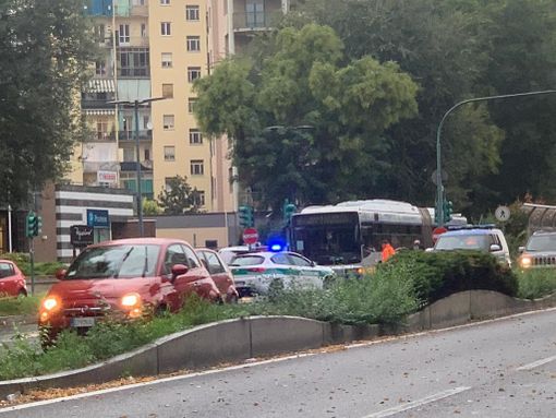 Il monopattino finisce contro un bus, ferita una ragazza di 21 anni Il monopattino finisce contro un bus, ferita una ragazza di 21 anni
