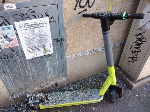 Monopattino abbandonato in stato di degrado Monopattino abbandonato in stato di degrado