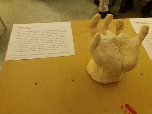 A Palazzo Barolo la mostra sensoriale che invita i visitatori a bendarsi e “toccare”