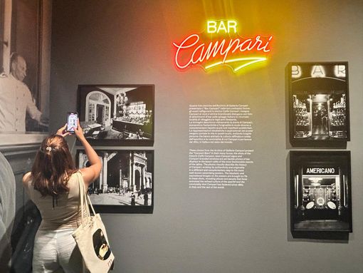 A Camera gli iconici scatti dei fotografi della Magnum nei bar di tutto il mondo A Camera gli iconici scatti dei fotografi della Magnum nei bar di tutto il mondo