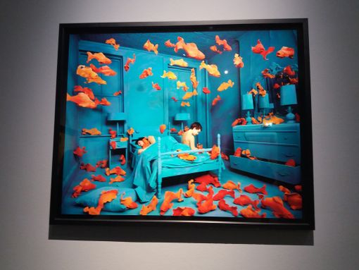 I mondi possibili di Sandy Skoglund: l'ibrido digitale in mostra a Camera