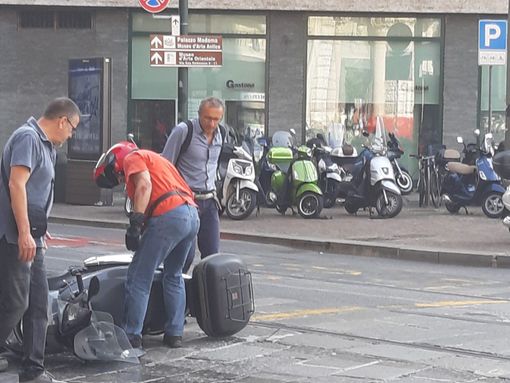 Incidente in via Pietro Micca, moto scivola sulla benzina persa dal bus: disagi al traffico in centro