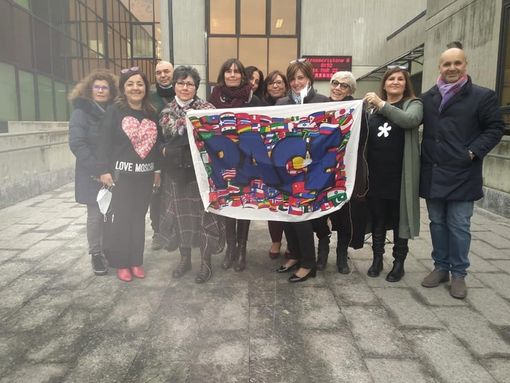 La Circoscrizione 8 solidale con l'Ucraina: appesa la bandiera del Sermig in corso Corsica