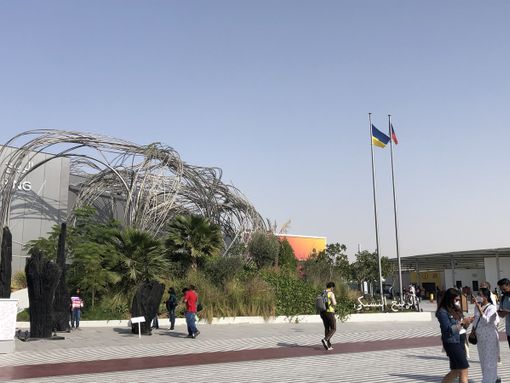 La Repubblica Ceca ha issato la bandiera ucraina accanto alla sua