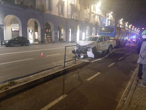Incidente tra due auto in pieno centro a Pinerolo Incidente tra due auto in pieno centro a Pinerolo