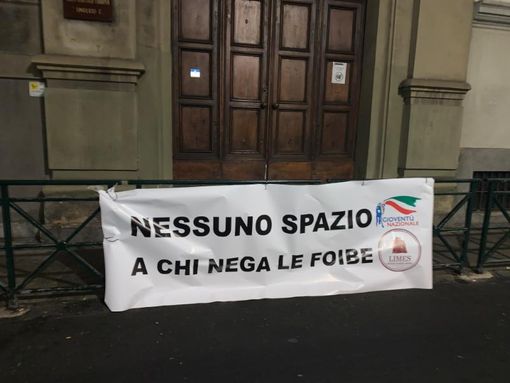 "Nessuno spazio a chi nega le foibe": lo striscione di Gioventù Nazionale al Convitto Umberto I
