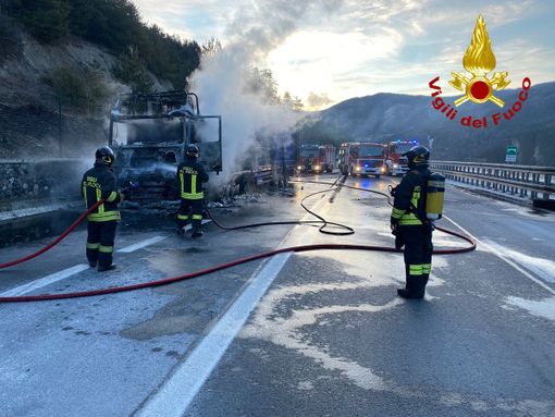 Tir che trasporta pomodori prende fuoco sulla A32, l'intervento dei Vigili del Fuoco Tir che trasporta pomodori prende fuoco sulla A32, l'intervento dei Vigili del Fuoco