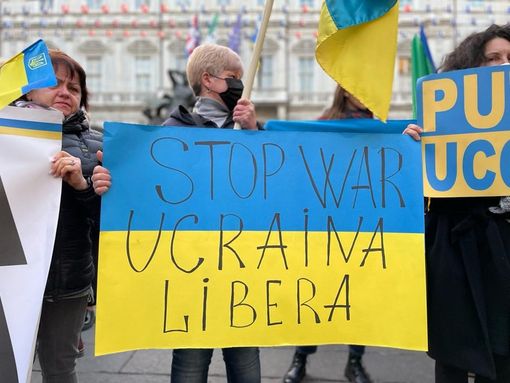 bandiera ucraina e scritte contro la guerra