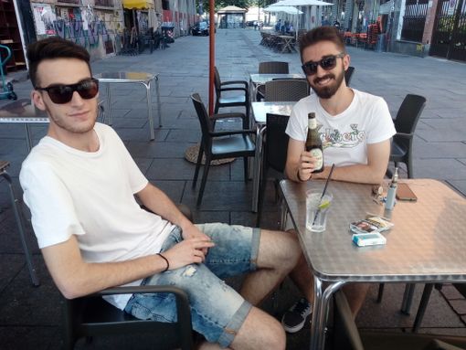 In piazza Santa Giulia riparte la movida: Erik e Alessandro i primi clienti del post guerriglia urbana