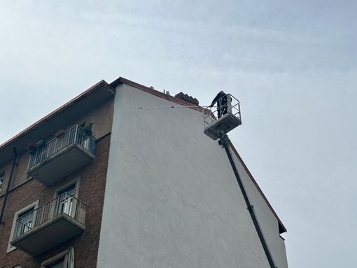 La pittura "in volo" di Milo in piazza Bottesini La pittura "in volo" di Milo in piazza Bottesini