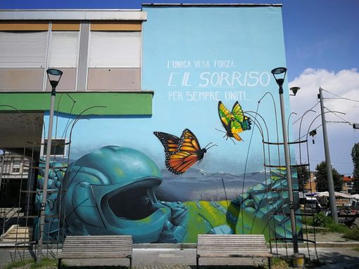 &quot;L’unica vera forza è il sorriso: per sempre uniti&quot;: in piazza Montale il murales per i Vallettani scomparsi