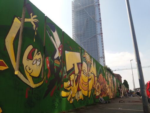 Torino si risveglia cubista: sotto il Grattacielo della Regione spunta Guernica [FOTO]