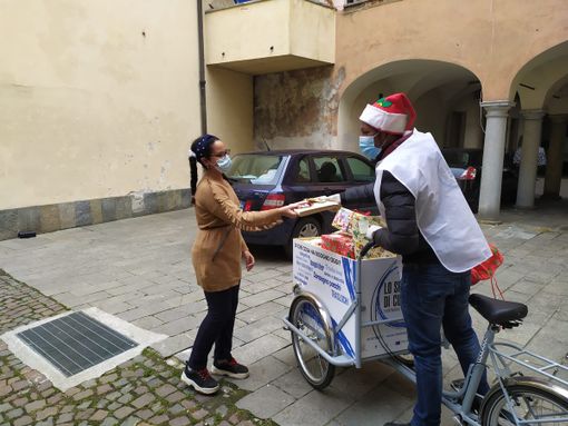 immagini del Natale solidale 2020 a porta Palazzo