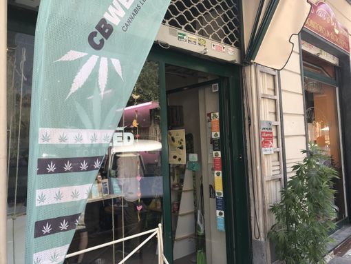 Torino, esplode la rabbia dei commercianti che vendono cannabis legale: “Non siamo spacciatori, le autorità ci ascoltino”