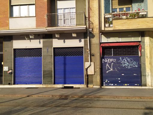 Saracinesche chiuse in via Fabrizi