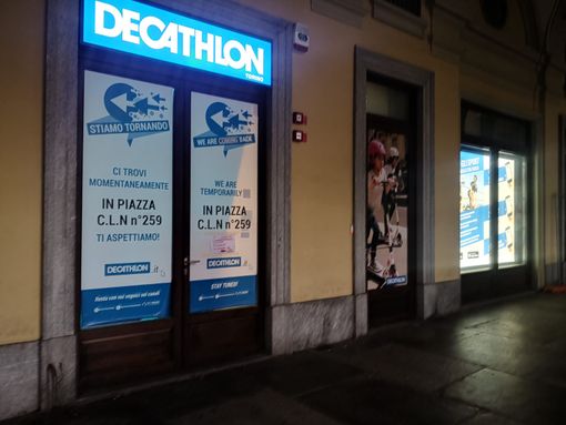 Piazza Carlo Felice dopo l'incendio: negozi che riaprono e in disallestimento Piazza Carlo Felice dopo l'incendio: negozi che riaprono e in disallestimento