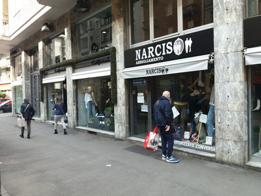 A Santa Rita si rialzano lentamente le serrande: l'abbigliamento alla pulizia delle vetrine [FOTO]