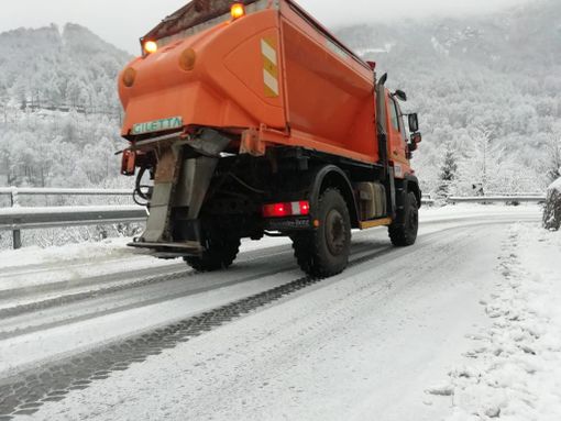 Prima neve su Torino e provincia: la viabilità metropolitana è al lavoro Prima neve su Torino e provincia: la viabilità metropolitana è al lavoro