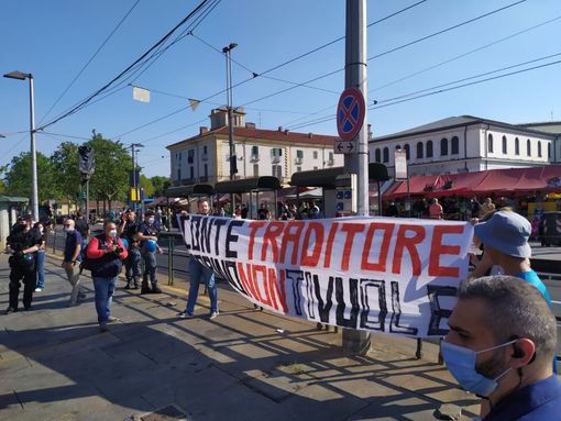 No green pass contestano Conte a Porta Palazzo: "Traditore, Torino non ti vuole"