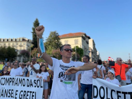 Green pass, corteo di protesta a Torino: “Giù le mani dai bambini”