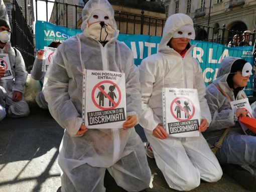 A Torino tornano i No Vax: sit-in nella neo piazza della Costituzione per commemorare il dottor De Donno