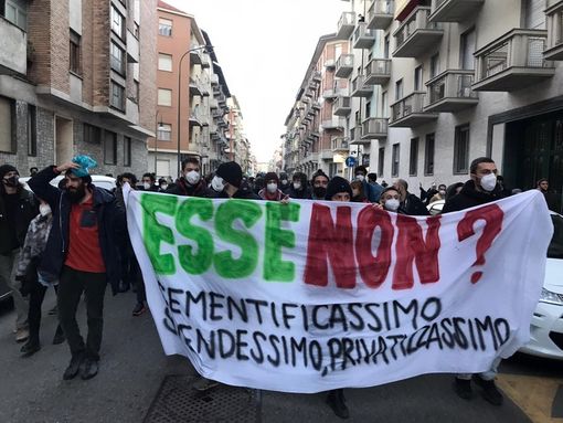 Il corteo "No Esselunga" di sabato 15 gennaio nella zona del Comala Il corteo "No Esselunga" di sabato 15 gennaio nella zona del Comala