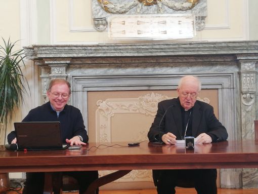 Nosiglia: "I giornalisti devono evitare di propagandare notizie come fossero dogmi" Nosiglia: "I giornalisti devono evitare di propagandare notizie come fossero dogmi"