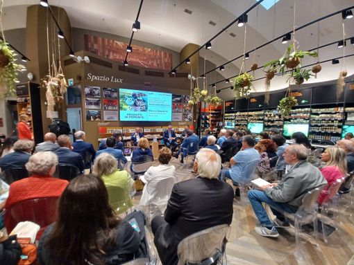 Presentazione e strette di mano in platea Presentazione e strette di mano in platea