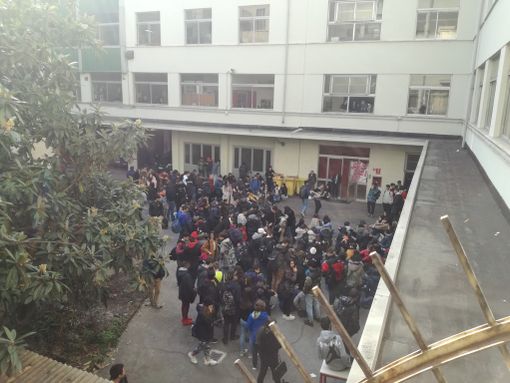 Occupazione al Volta, una giornata tra protesta e assemblee: &quot;Ma non è una manifestazione politica. Vogliamo responsabilizzare i più giovani&quot;