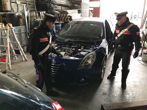 Scoperta a Leinì officina illegale che faceva a pezzi le auto rubate Scoperta a Leinì officina illegale che faceva a pezzi le auto rubate