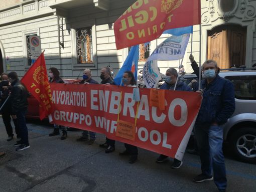 Embraco, arriva il "duello" con il Mise: i lavoratori vanno ad accogliere Giorgetti Embraco, arriva il "duello" con il Mise: i lavoratori vanno ad accogliere Giorgetti