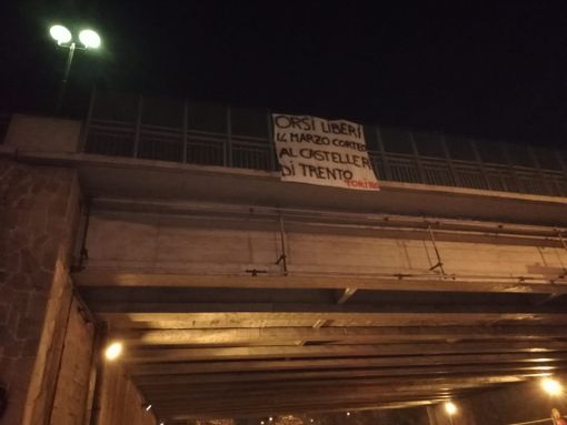 Striscione appeso a un cavalcavia