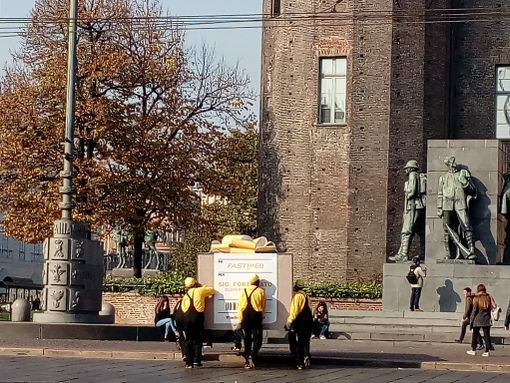 Un pacco regalo gigante gira per il centro di Torino Un pacco regalo gigante gira per il centro di Torino